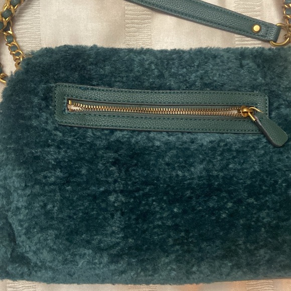 Furry, dark green Guess bag. - Picture 4 of 7